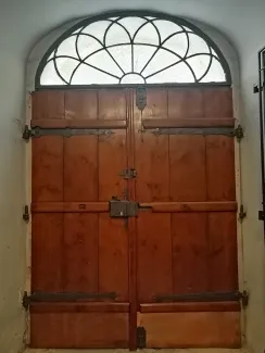 Stolarka drzwi wejściowych od wewnątrz po konserwacji. 