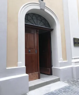 Portal wejściowy i stolarka drzwiowa po renowacji. 