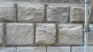 Uzupełnienie elementów kamiennych cokołu.