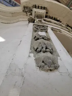 Kamienica przy ul. 3 Maja 29, czyszczenie detalu architektonicznego i sztukatorskiego.
