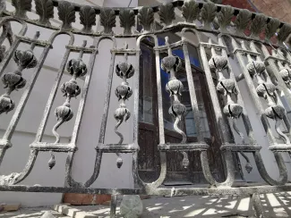 Kamienica przy ul. 3 Maja 29, czyszczenie metaloplastyki balkonu.