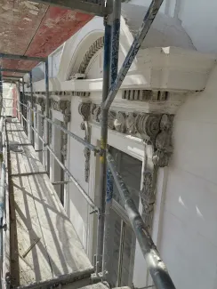 Kamienica przy ul. 3 Maja 29, czyszczenie detalu architektonicznego i sztukatorskiego.