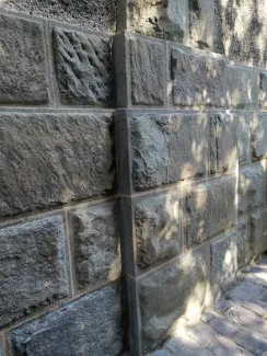 Kamienna okładzina elewacji po konserwacji.