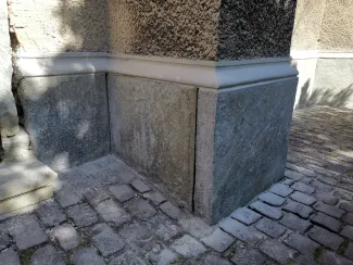 Scalenie profilu nad cokołem.