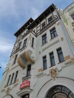 Kamienica "Pod Żabami", widok na elewację od strony Placu Wojska Polskiego.