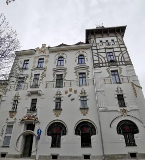 Narożnik z wieżą. 