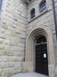 Boczny portal oraz okładzina kamienna korpusu.