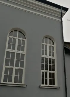 Detal w postaci stolarki okiennej. 