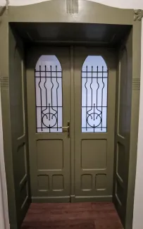 Stolarka drzwi do mieszkań po konserwacji. 