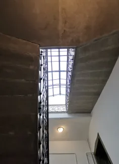 Bieg kamiennych schodów i świetlik.