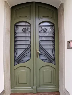 Drzwi wejściowe oraz portal kamienny po konserwacji. 