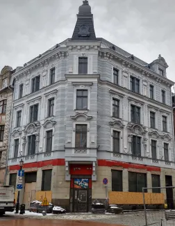 Barlickiego 4 widok na elewacje z pasem witryn przed remontem.