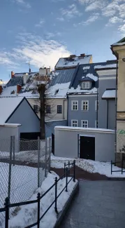 Elewacja wraz z ogrodzeniem po remoncie. Widok od strony Bielskiego Syjonu.