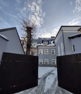 Elewacja wraz z ogrodzeniem po remoncie. Widok od ul. Nad Niprem.