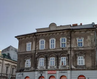 Ratuszowa 2, nowe pokrycie z blachy na rąbek - widok od strony pl. Wojska Polskiego.