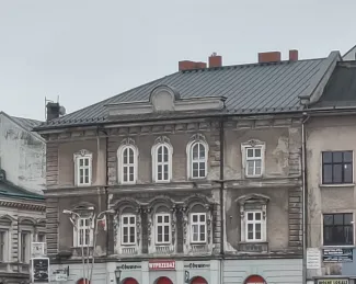 Ratuszowa 2, nowe pokrycie z blachy na rąbek - widok od strony pl. Wojska Polskiego.