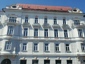 Kamienica przy ul. 3 Maja 29, elewacja frontowa po pracach konserwatorskich.