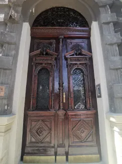 Drzwi i portal kamienny po renowacji.