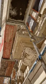 Willa przy ul. 3 Maja 13 detal elewacji z wysokim stopniem destrukcji.