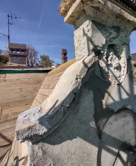 3 Maja 17 stan degradacji substancji zabytkowej, detalu sztukatorskiego.