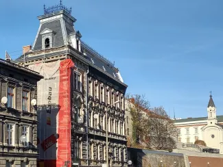 Zamkowa 8 widok po remoncie dachu, widoczne pokrycie kamiennym łupkiem.