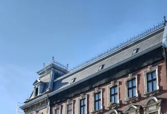 Zamkowa 8 widok po remoncie dachu, widoczne pokrycie kamiennym łupkiem.