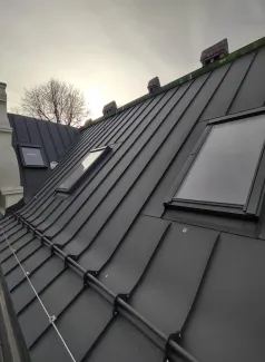 3 Maja 17 nowe pokrycie dachu z blachy na rąbek stojący.