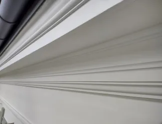 3 Maja 17 wypracowany detal sztukatorski, ciągniony gzyms profilowany.