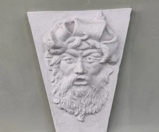 3 Maja 17  wypracowany detal sztukatorski zwornik z płaskorzeźbą.