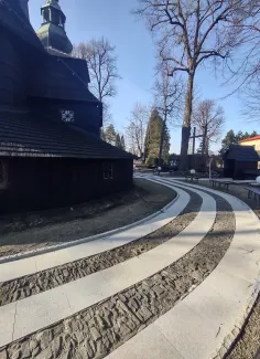 Kościół pw. św. Barbary widok drogi procesyjnej po remoncie.