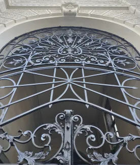 Willa przy ul. 3 Maja 13 detal metaloplastyki bramy przejazdowej po konserwacji.