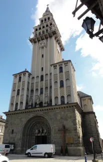 Widok na fasadę katedry przed remontem. 