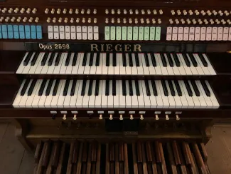 Klawiatury manuałów po renowacji.