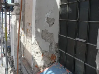 Skucie odparzonych tynków. 