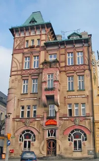 Kamienica "Pod Żabami", widok na elewację od strony Placu Wojska Polskiego.