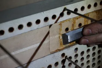 Usuwanie warstw kleju.