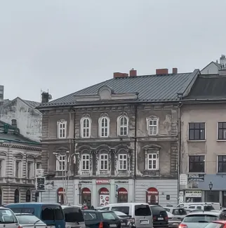 Ratuszowa 2 widok elewacji od strony pl. Wojska Polskiego przed remontem.