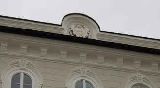 Ratuszowa 2, kartusz herbowy po montażu.