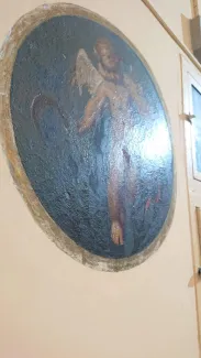 Zacieki na medalionie. 