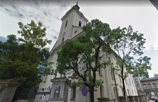 Fasada kościoła z korpusem.