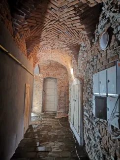 Sień z posadzką kamienną w trakcie prac remontowych. 