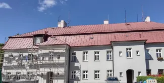 Plebania ewangelicko-augsburska widok na elewację tylną podczas remontu.