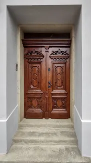 Plebania ewangelicko-augsburska widok na drzwi po renowacji.