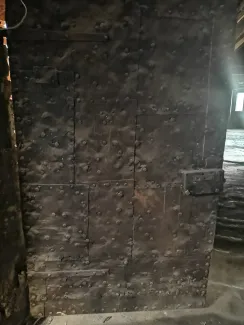 Stolarka drzwiowa z okuciem prowadząca na strych.