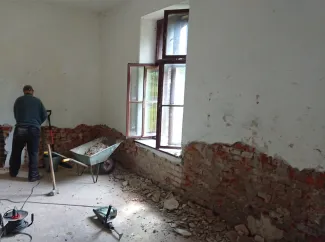 Synagoga cmentarna zrzucenie zawilgoconych tynków na zapleczu.