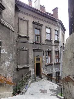 Zamkowa 8 widok przed remontem elewacji od ul. Schodowej.