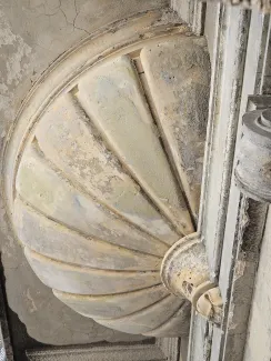 3 Maja 5 detal architektoniczno-sztukatorski podczas oczyszczania.