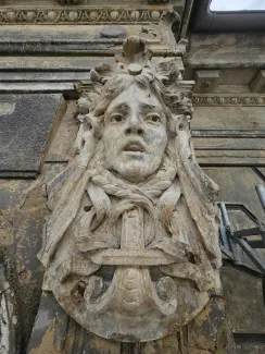 3 Maja 5 detal architektoniczno-sztukatorski podczas oczyszczania.