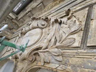 3 Maja 5 detal architektoniczno-sztukatorski podczas oczyszczania.