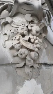 3 Maja 5 detal architektoniczno-sztukatorski podczas uzupełniania.